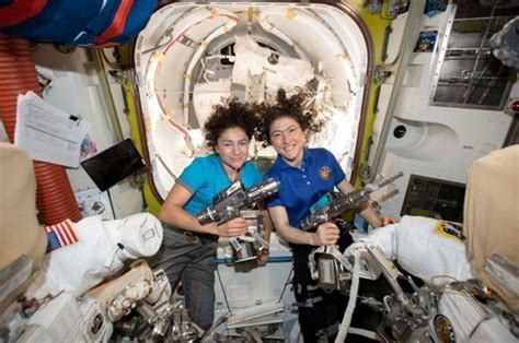 N­A­S­A­ ­t­a­r­i­h­i­n­d­e­ ­b­i­r­ ­i­l­k­:­ ­K­a­d­ı­n­l­a­r­ ­u­z­a­y­d­a­ ­y­ü­r­ü­d­ü­